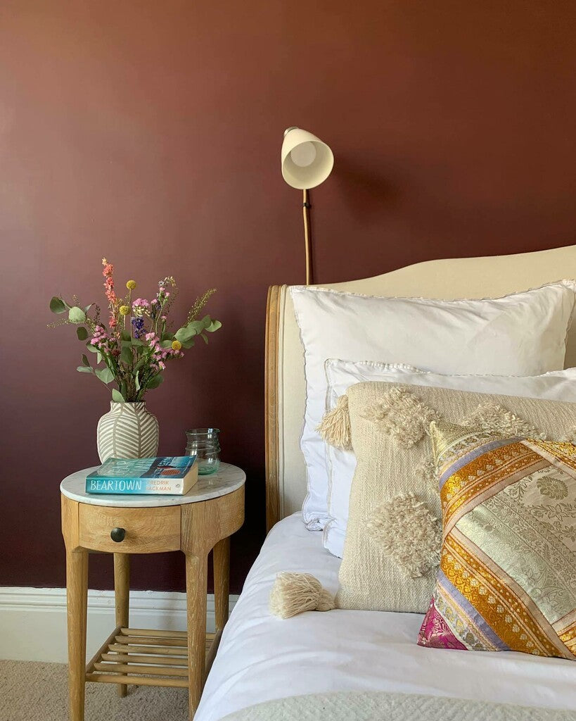 Mur accent peint en Brinjal No.22 Farrow & Ball avec tons neutres