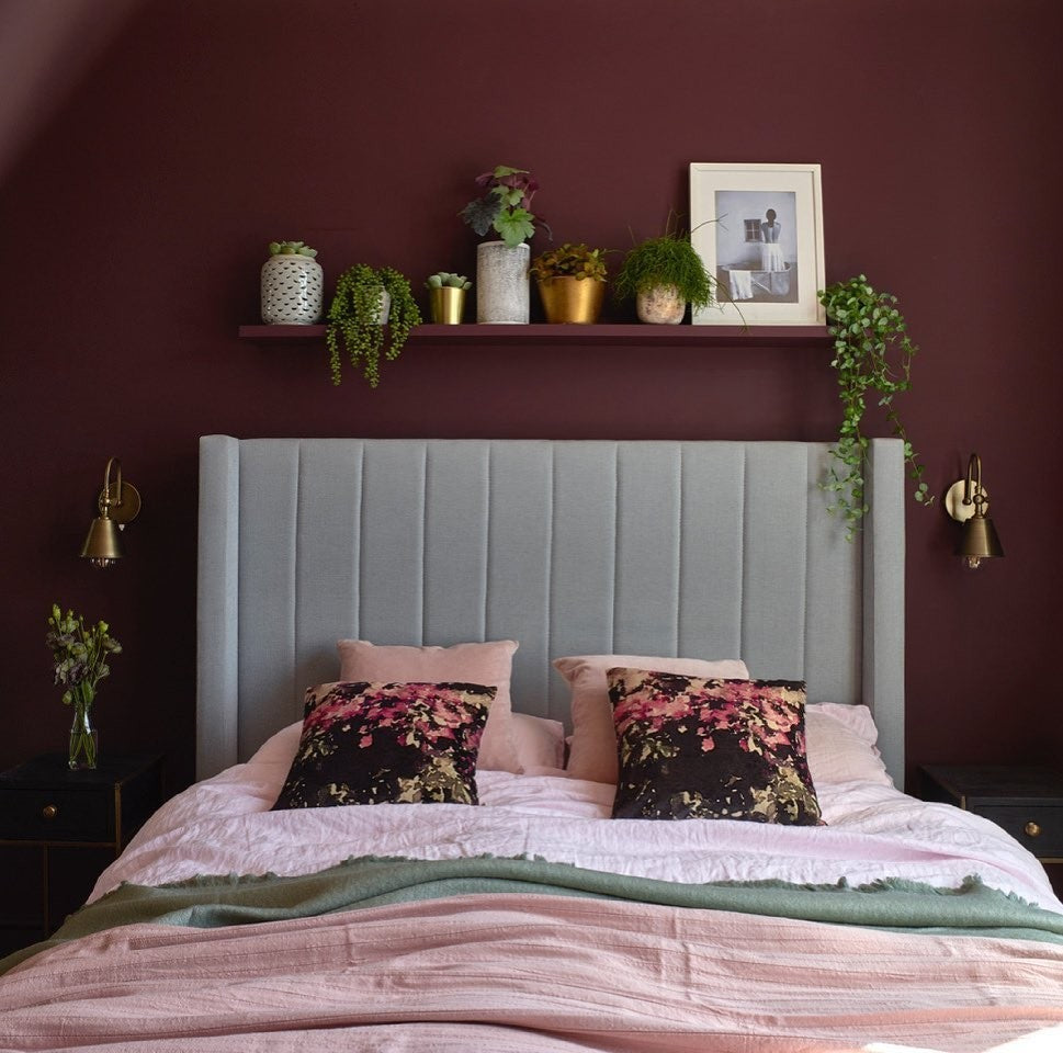 Chambre peinte avec Peinture Farrow & Ball Brinjal No.22 ton aubergine sophistiqué