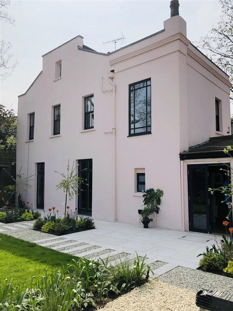 Exterieur d'une aison avec peinture Calamine Farrow & Ball nuance rose subtilement grisée