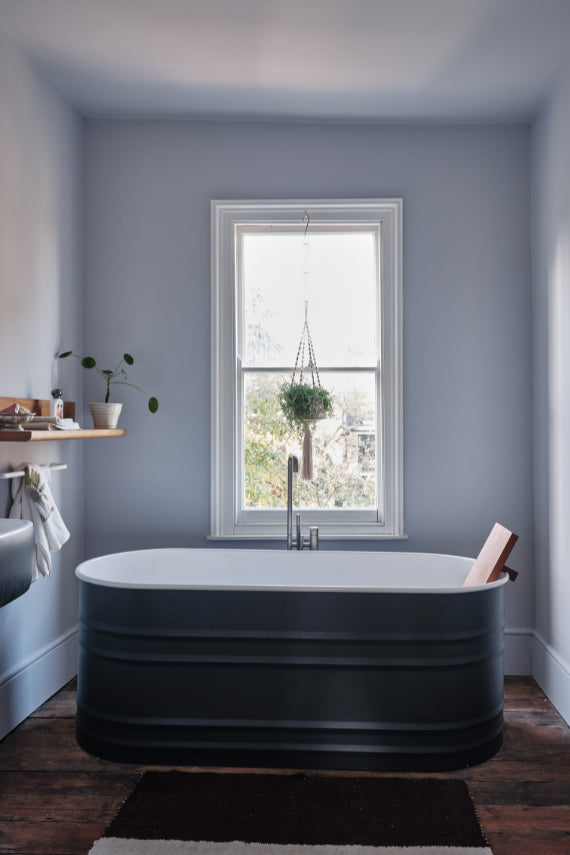 Salle de bains peinte avec Calluna de Farrow & Ball pour un décor sophistiqué