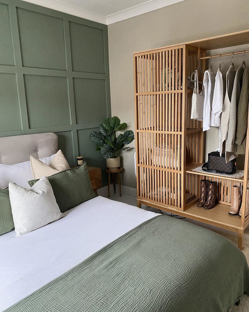 Boiseries chambre avec peinture Card Room Green nuance vert gris profonde