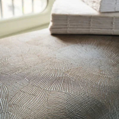Zoom sur Cléo – jacquard satiné au motif inspiré de la nacre irisée
