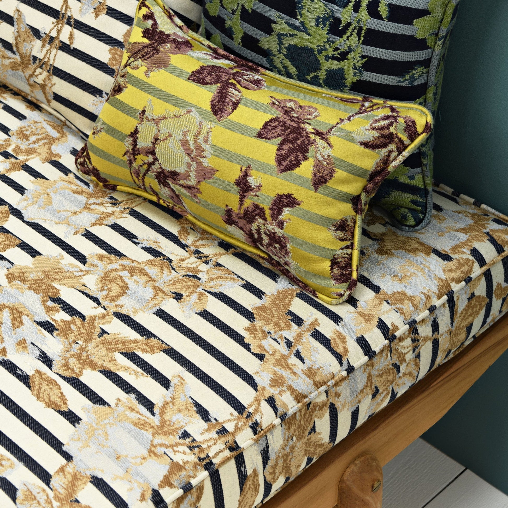 Tissu Croisière de Jean Paul Gaultier, jacquard estival à rayure marine fleurie effet ikat