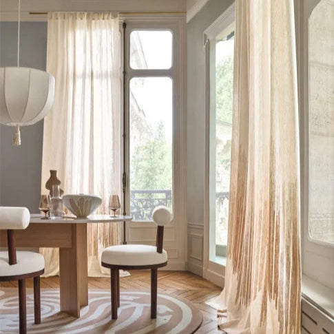 Rideaux confectionnés avec le jacquard Eremure – motifs floraux et transparence