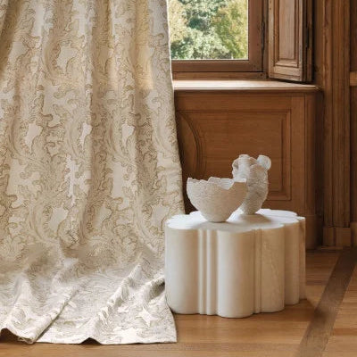 Tissu jacquard French Cancan en satin de soie à motif acanthe