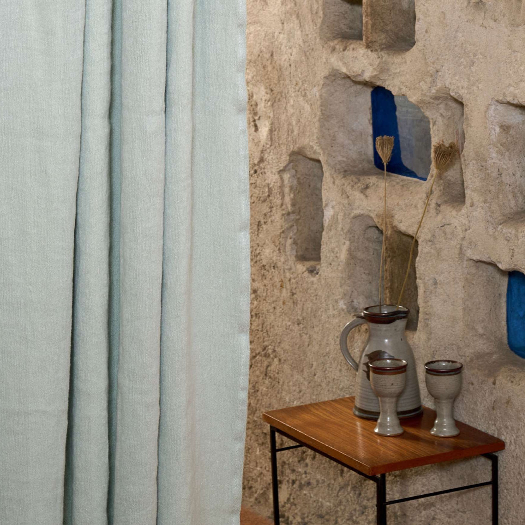 Tissu GUNDEN Elitis uni 100% lin look vintage avec fond irrégulier