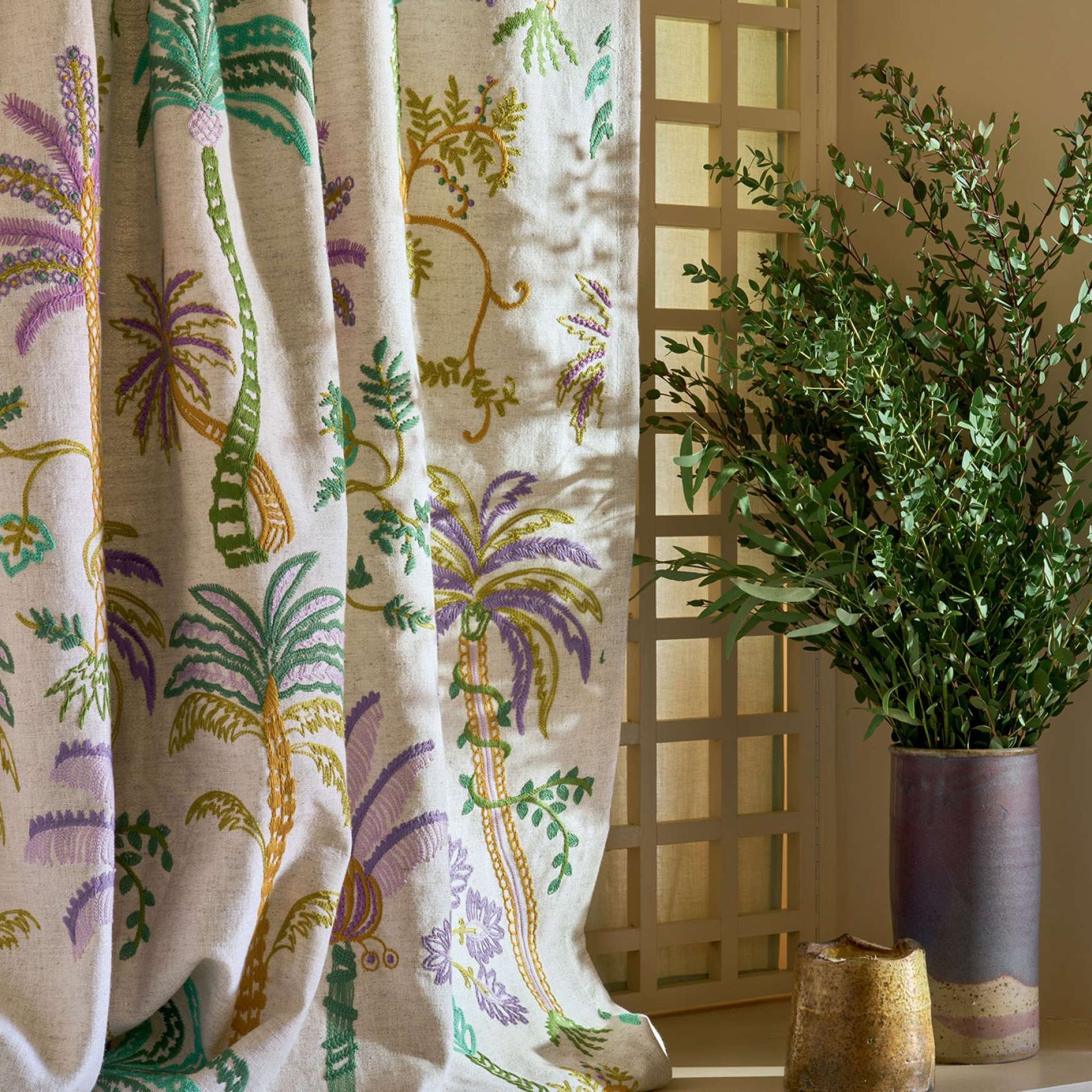 Tissu HADIQA Elitis palmeraie brodée aux couleurs chatoyantes d’inspiration ethnique