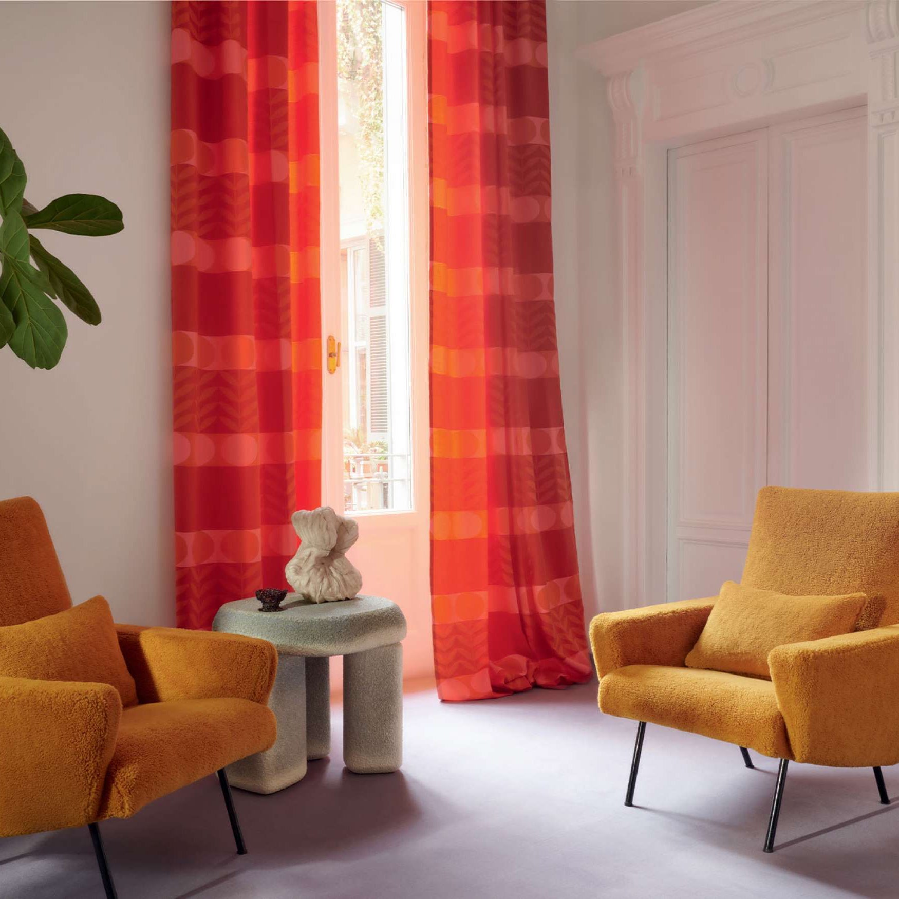 Tissu HOLLY Elitis brodé de feuilles stylisées seventies avec effet relief