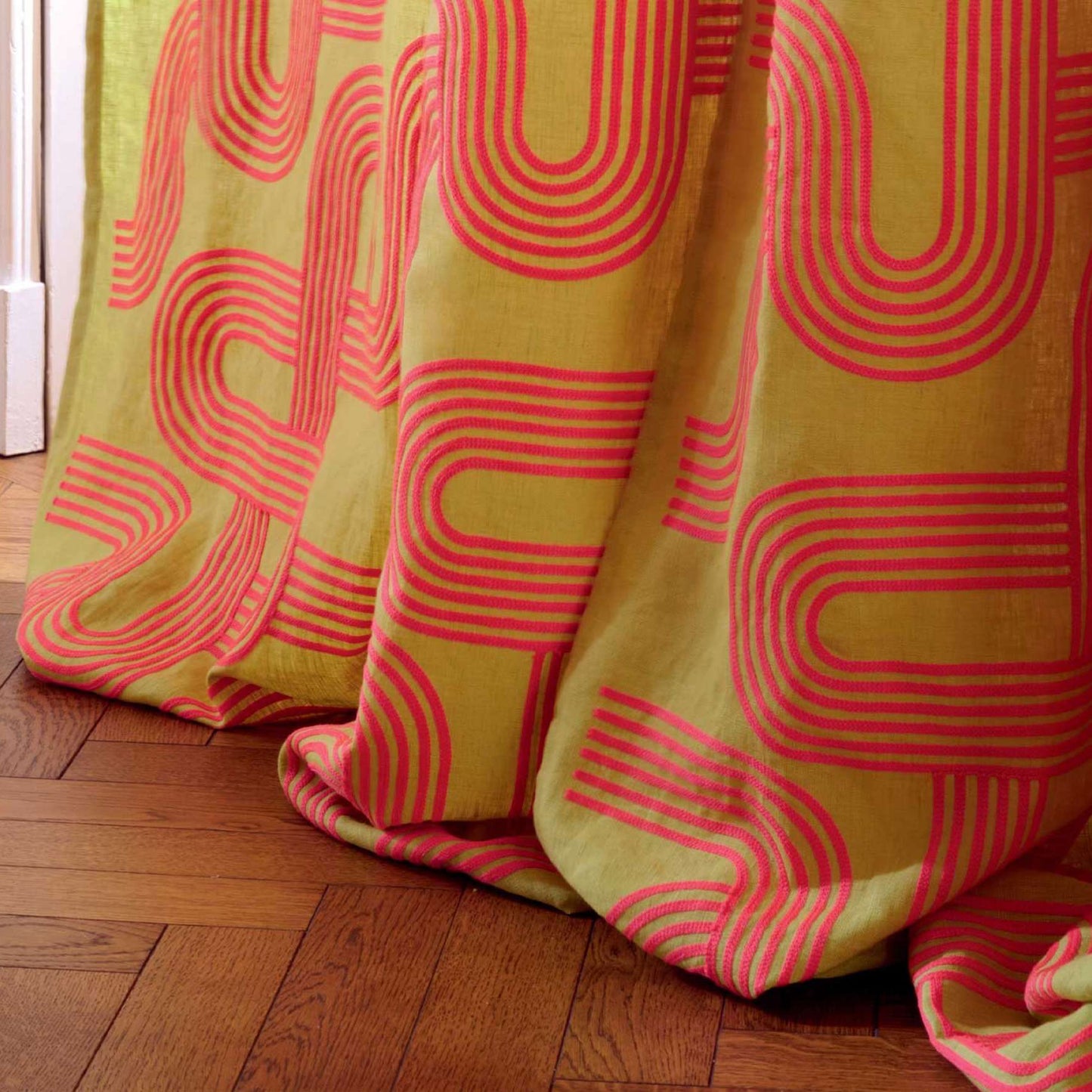 Tissu IGGY Elitis esprit seventies pop avec dessin en courbes et fil irrégulier