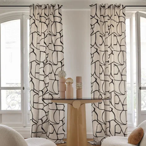 Rideaux confectionnés avec le tissu Lacis – raffinement et noblesse des matières
