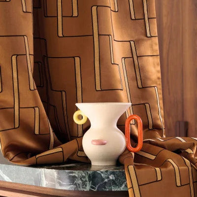 Rideaux confectionnés avec le jacquard Lusio – motifs géométriques et aspect satiné