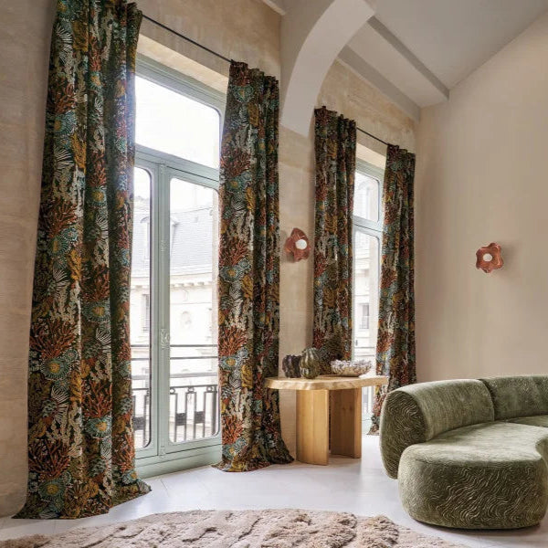 Rideaux réalisés en Moana – tissu brodé aux motifs sous-marins riches et colorés