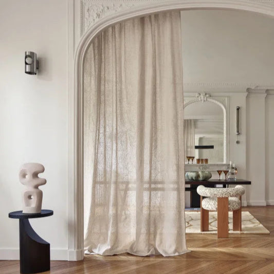 Rideaux confectionnés avec le voile Naviglio – légèreté et sérénité des textures