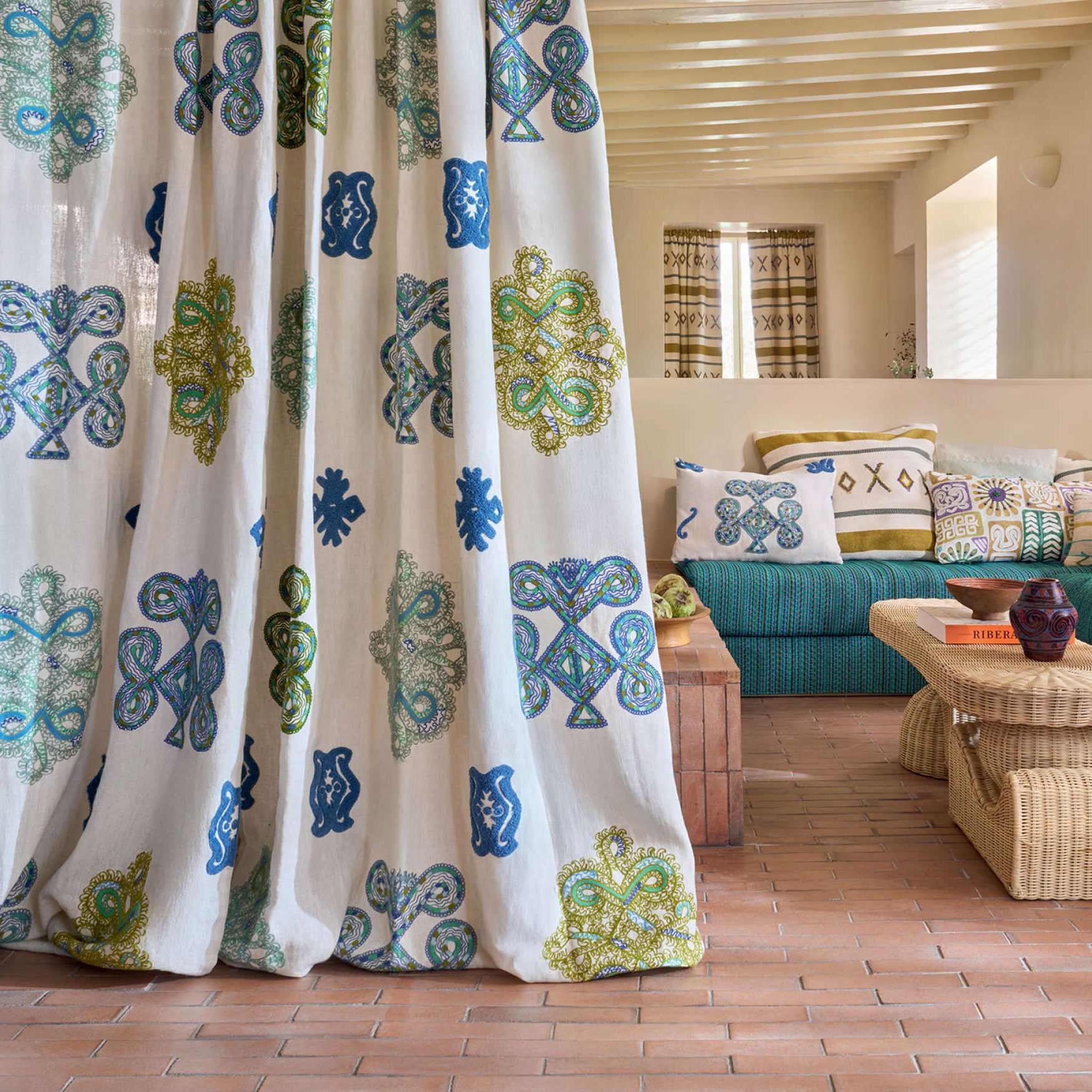 Tissu OURIKA Elitis brodé de médaillons stylisés avec effet artisanal