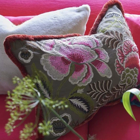 Coussin décoratif Rose de Damas Designers Guild CCDG1469 sur canapé
