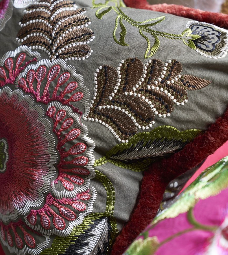 Détail broderie florale coussin Rose de Damas Designers Guild en coton
