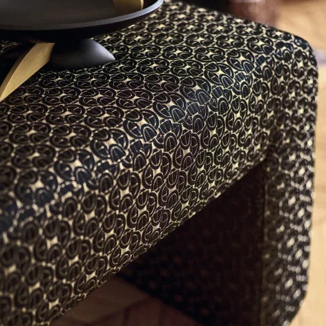 Zoom sur le tissu Serlio – jacquard riche et élégant