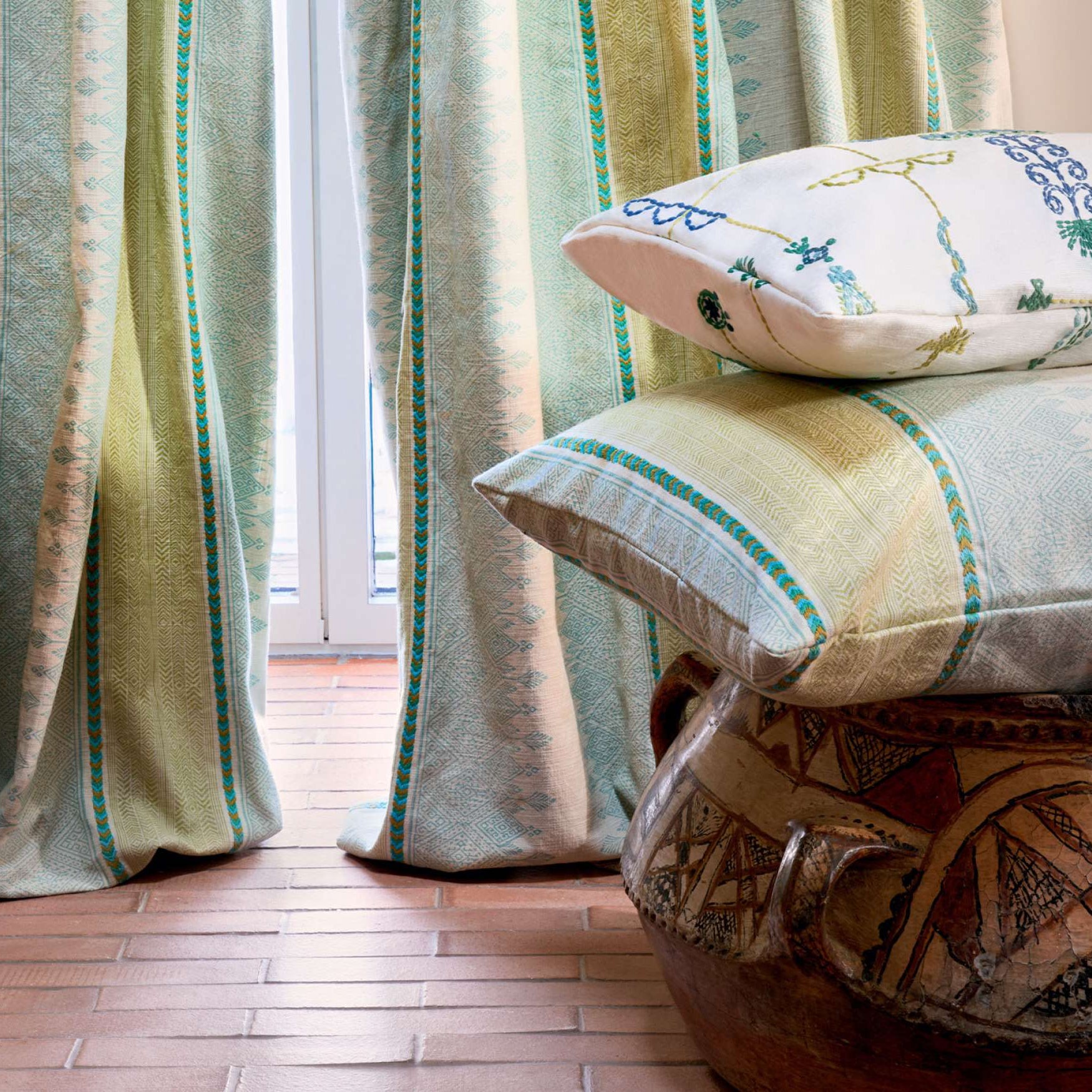 Tissu TABRIZ Elitis rayures ethniques imprimées bois et broderie sur coton