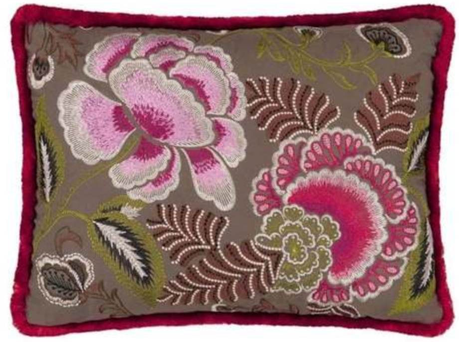 Coussin Rose de Damas brodé Designers Guild CCDG1469 motif floral élégant