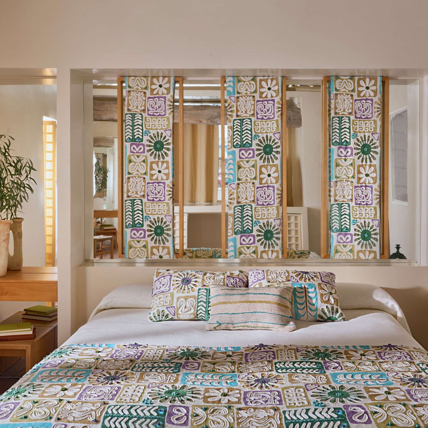 Tissu WARADA Elitis brodé main sur fond imprimé avec esprit artisanal