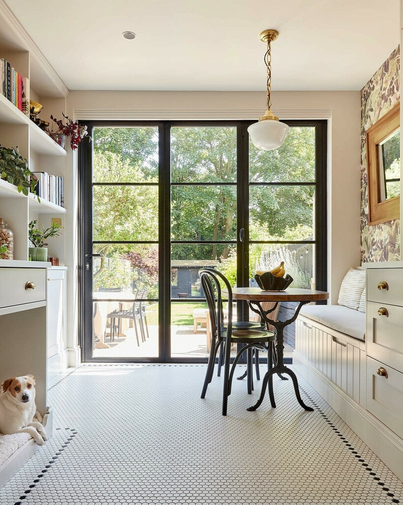 Intérieur lumineux décoré avec la peinture Wimborne White No.239 Farrow & Ball