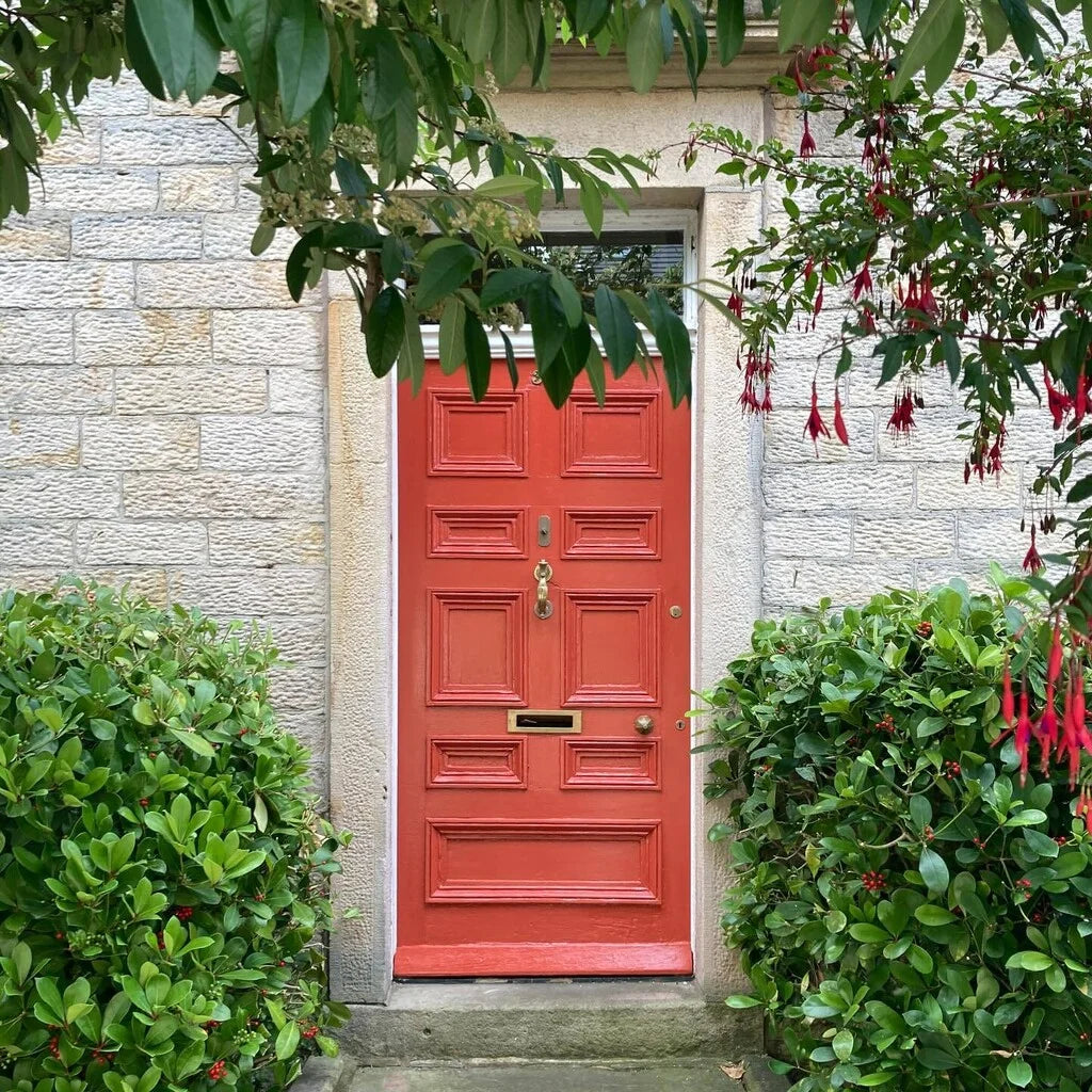 Peinture Farrow & Ball Bamboozle No.304 rouge flamme vif sur porte d'entrée extérieure