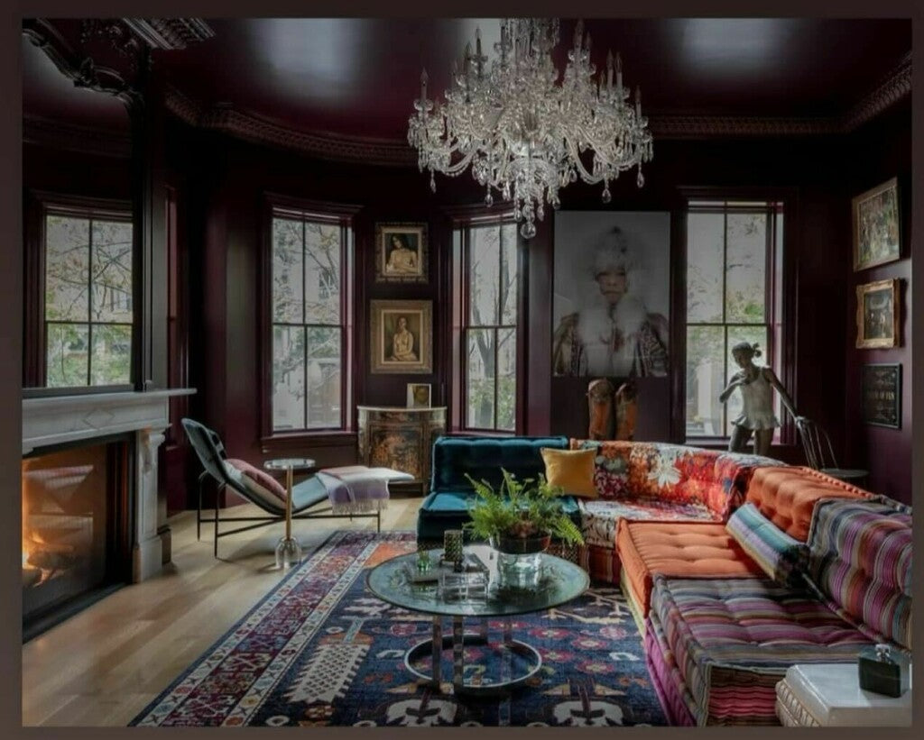 Salon avec murs et plafond entièrement peints en Brinjal Farrow & Ball pour un total look