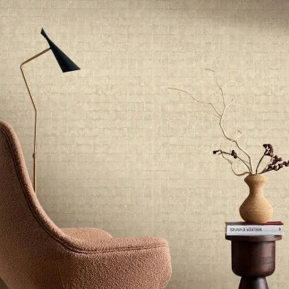 Mise en scène, papier peint Faenza Casamance, effet zellige aux nuances nacrées
