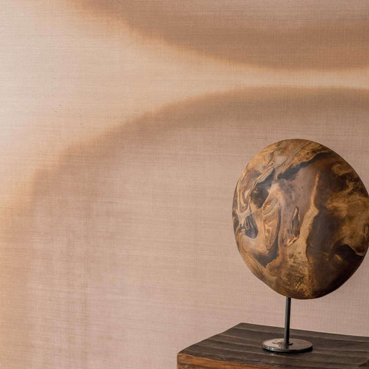 <img src="elitis-itza-salon.jpg" alt="Panoramique mural Elitis Itzà installé dans un intérieur contemporain" />