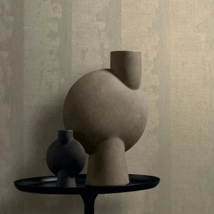 Mise en scène, papier peint Nérikomi Casamance, texture mur ancien et reflets métalliques

