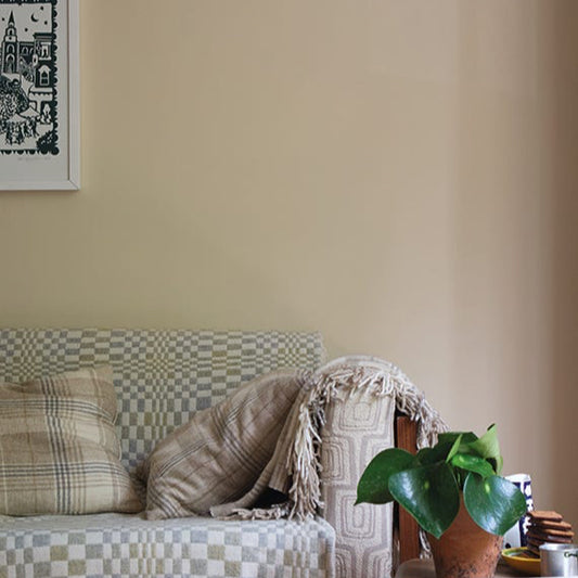 Intérieur peint avec Farrow & Ball Orange Coloured White, crème chaud