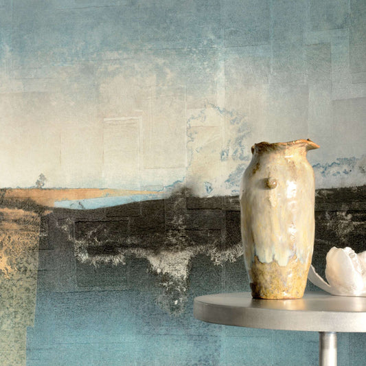 <img src="elitis-brumes-laquees-salon.jpg" alt="Panoramique mural Elitis Brumes Laquées installé dans un salon contemporain" />