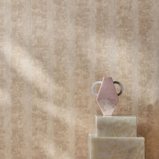 Mise en scène, papier peint Zumaia Casamance, effet mur minéral texturé
